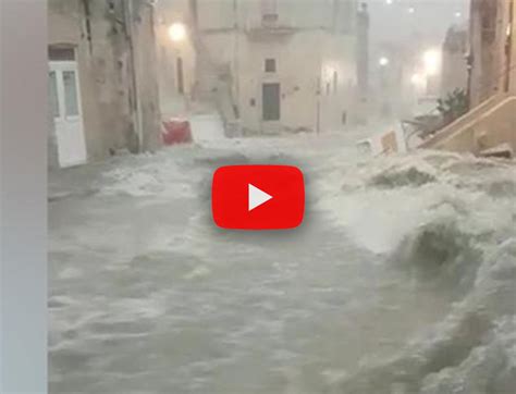 matera nubifragio|Matera, dal nubifragio nasce una cascata spettacolare.